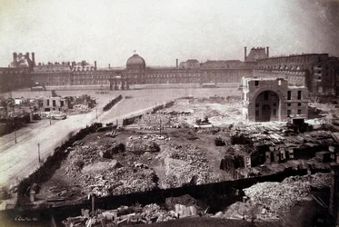 Pariisin muunnokset toisen imperiumin aikana, Haussmann toimii: näkymä Place du Carrouselille Pariisin entisen kuninkaan tallin purkamisen aikana. Tämä sivusto oli osa Napoleon III:n toisen imperiumin aikana toteuttamia muutoksia. 18