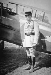 Ensimmäisen maailmansodan ranskalainen lentoässä, aliluutnantti René Fonck, jolle myönnettiin Kunnialegioonan kunniamerkki kuuden voiton jälkeen, 8. toukokuuta 1918