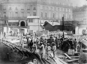 Työskentelee Pariisin oopperan alueella. 1800-luvun loppu.
