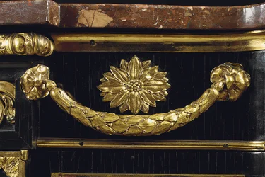 Myöhäinen Louis XV:n lipasto, n. 1763-1770 (ormolu-kiinnitteinen japanilainen lakka ja eebenpuu)