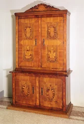 Kaappi, jossa on intarsia, jossa on Ranskan vallankumouksellisia aiheita ja iskulauseita, 1700-luvun loppu (puukuoret)