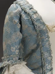 Sininen mekko, n. 1760 (silkkibrokaatti)