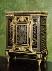 Boulle-kaappi, kullatut pronssitelineet, 1600-luvun loppu myöhemmillä muutoksilla