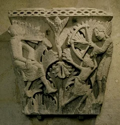 Pääkaupunki kuvaa miestä ampumassa nuolta toisen kaulaan, n. 1125-30 (kalkkikivi)