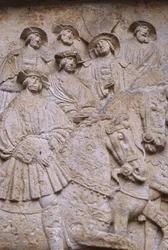 Veistetty kivireliefi sisäpihalla, joka kuvaa kultakangasta, Hotel de Bourgtherouldesta, Rouen, Normandia, 1501-37