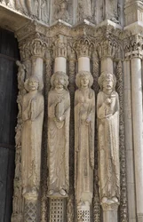 Cathedrale de chartres, yksityiskohta tulipalosta oikealla kuninkaallisen portin keskilahdella, vasemmalta oikealle, profeetta, kuningas Daavid, kuningatar, Salomo