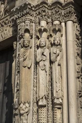 Cathedrale de chartres, yksityiskohta lahden vasemmasta purskeesta kuninkaallisen portin oikealla puolella, vasemmalta oikealle, kuningas, Roland, Louis vii