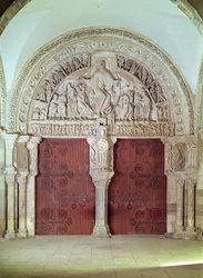 Keskusportaali Sainte-Madelaineen kirkon Narthexissa, helluntain kohokuvio Tympanumissa, n. 1150