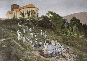 Lähetyssaarnaajasisarten veivät lapset Uudessa-Kaledoniassa pesupaikalle, kaiverrus Gillot, 1800-luvun loppu