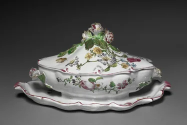 Päällystetty kastike, jossa kiinnitetty teline, valmistaja Veuve Perrin Factory, n. 1765