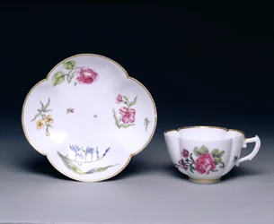 Kuppi ja lautanen, Vincennes, n. 1745-52 (posliini)