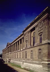 Itäjulkisivu, pääsisäänkäynti ja pylväikkö suunnitellut Claude Perrault (1613-88) ja muut, aloitettu 1678, viimeistely Jacques Germain Soufflot (1713-80) 1774