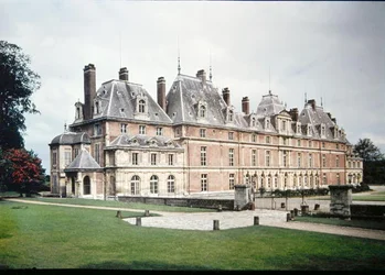 Chateau dEun julkisivu, jonka alun perin rakensi vuonna 1578 Henri de Lorraine (1549-88) Guisen herttua