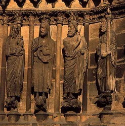 Neljä hahmoa katedraalin julkisivusta, n. 1230-1240 (kalkkikivi)