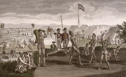 Intiaanisoturit harjoittelemassa näkymänä Englannin asukkaiden leiriin, n. 1810