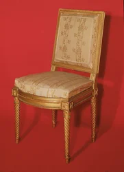 Louis XV -tyylinen tuoli (kullattua puuta ja silkkiä)