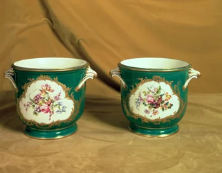 Pari Sevres-jääkaappia, Frederick V Servicestä, 1758 (pehmeää posliinia)