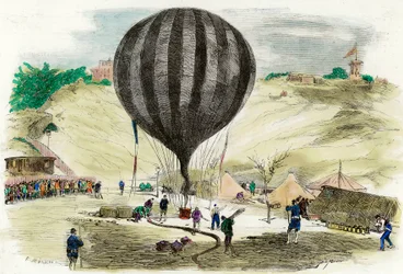 Pariisin päämaja vuodelta 1870: näkymä yhdestä ulkomaan yhteydenpitoon käytetystä ilmapallosta Place Saint Pierrellä (Montmartre) Pariisissa. Kaiverrus vuodelta 1870 Yksityinen kokoelma