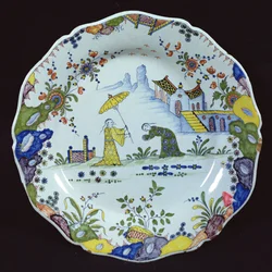 Chinoiserie-tyyliin koristeltu lautanen, valmistettu Rouenissa (keraaminen)