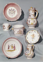 Lautaset, astiat, kannut, muki ja écuelle, joihin on kaiverrettu aiheita ja iskulauseita Ranskan vallankumouksen varhaiselta monarkialta, 1700-luvun lopulta (fajanssi)