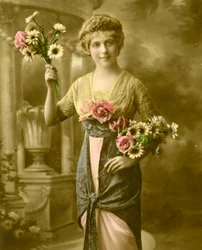 Muotokuva naisesta, jolla on kukkakimppu n. 1898 (käsin sävytetty kuva)
