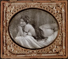 Makaava alastonkuva, noin 1850, vuonna 1980 julkaistusta valokuvakirjasta