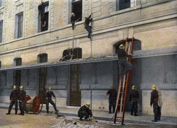 Sappeurs Pompiersde Paris. Tikkaat ovat kulissien takana. Tikkaiden ohjaaminen kulissien takana on yksinkertaisinta. Se painaa 34 kiloa, leveä 0 m45, ja se on uudelleen sijoitettuna 4 metriä korkea, ja se on kahdessa tasossa, toisen pystytuet on upotettu