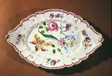 Tarjoilu keittureeenille (fajanssi) (katso myös 375744)