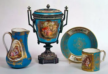 Sevres blue celeste -kannu, muki, uurna ja lautanen, kaikki 1700-luvun alkua (posliini)