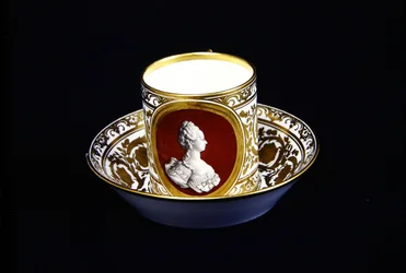 Sevres-kuppi ja lautanen, jossa on Marie-Antoinette, n. 1773-1774 (posliini)
