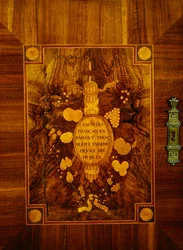 Senkki, jossa intarsia, jossa on Ranskan vallankumouksen tunnuksia ja tunnuslauseita (marquetry-puuta)
