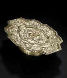 Hopeakullattu, muotoiltu ääriviiva, Lennoxloven wc-palvelusta, jonka omistaa Frances Teresa Stewart, Richmondin ja Lennoxin herttuatar: Ranska, Pariisi, 1666 - 1667