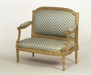 Pieni Louis XVI -sohva, leimannut J.P.Boulard, n. 1775 (veistetty kullattu puu ja verhoilu)