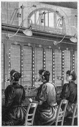 Puhelintoimisto (central telephonique - standardi puhelin) rue Gutenbergilla Pariisissa vuonna 1895. 240 tilaajan monipöytäosasto, jota palvelee 3 puhelinsoittajaa.