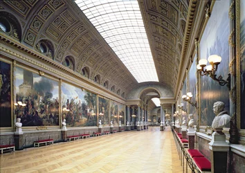 Galerie des Batailles (taistelugalleria) on koristeltu 33 maalauksella, jotka kuvaavat Ranskan suurimpia sotilaallisia voittoja, valmistui vuonna 1837.