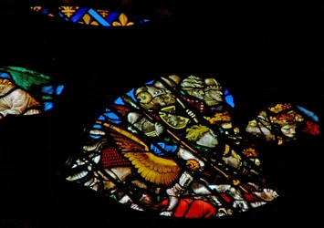 Läntinen ruusuikkuna kuvaa kohtausta Ilmestyskirjasta: Jotkut kahdestasadasta tuhannesta (eli kaksisataa miljoonasta) soturista tuhoavat kolmannen osan ihmiskunnasta (9:16 19). (tahrat