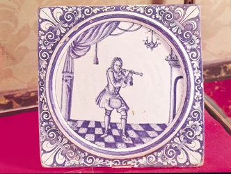 Klarinetistia kuvaava laatta, 1706 (fajanssi)