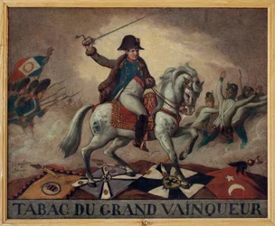 Suuren voittajan tupakkaan. (Napoleon Bonaparten (1769-1821) ratsastusmuotokuva, joka johdattaa joukkojaan taisteluun. Kankaan takapuolella nelikko: "" Hänen yritystensä menestys,/Hänen voittonsa sadassa taistelussa,/ei muita salaisuuksia/yksi ottaa pois