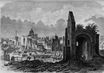 Pariisin muunnokset toisen imperiumin aikana, Haussmann-Pariisi: Saint Marcelin kirkon rauniot Place de la Collegiale -kadulla, päivitetty Arago-bulevardin porauksella