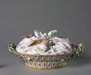 Tureen pelikorin muodossa, valmistaja Sceaux Factory, n. 1755 (tinalasitettu keramiikka (fajanssi) emalikoristeilla)