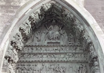 Tympanumi pohjoisen poikkileikkauksen vasemmasta portaalista, joka kuvaa viimeistä tuomiota, 1225-40