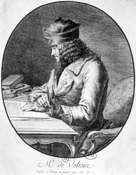 Voltaire työpöytänsä ääressä
