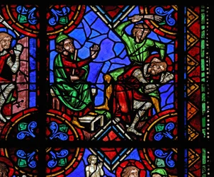 Ikkuna w06, joka kuvaa St Julian of Brioude tarinaa - Diocletianuksen vainojen aikana kuolleen Julienin ystävä St Ferreol vangitaan ja hakattiin