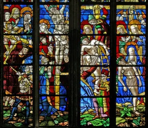 Ikkuna w51, joka kuvaa Via Crucis -tietä, ristiinnaulitsemista, laskeumaa ja Pietaa