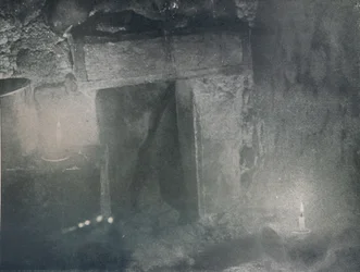 Iglun sisäovi, lamppujen valossa, c1911, 1913