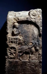 Art Gallo Romain: steele, joka esittää miestä hevoskärryssä valjastettuna. 50 eKr.-100 jKr. Metz. Kuvataidemuseo