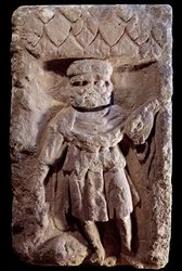 Gallo-roomalainen taide: kolmipäädiviniitit eli Merkuriuksella on kolme päätä. Relief kiveen. 1. vuosisadalla eKr. - 5. vuosisadalla jKr. Pariisi, Musee Carnavalet