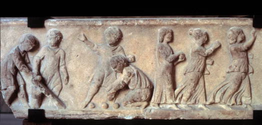 Galloroomalainen taide (galloromain): marmorifriisi matalassa kohokuviossa sarkofagista ja esittää palloa pelaavia lapsia. 2. vuosisadalla jKr. Pariisi, Louvre-museo