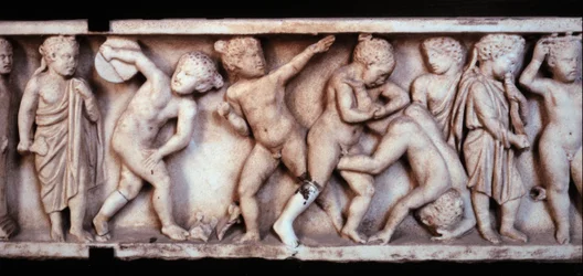 Galloroomalainen taide (galloromain): marmorifriisi sarkofagista, joka kuvaa leikkiviä lapsia. Pariisi, Louvre-museo