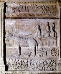 Matala kohokuvio gallo-roomalaisesta ajasta, jossa on hevosten ampuma vaunu, joka kuljettaa matkustajia. Avignon, Musee Calvet